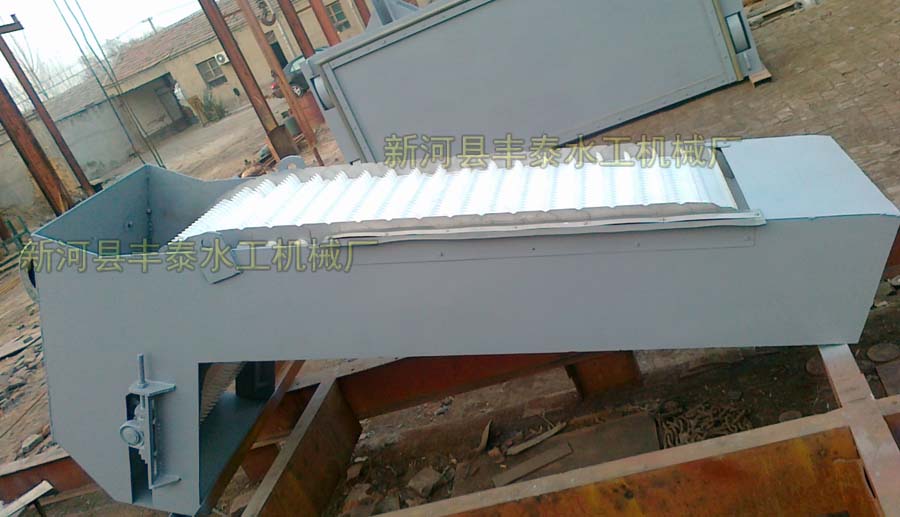 回轉(zhuǎn)式耙齒清污機(jī)